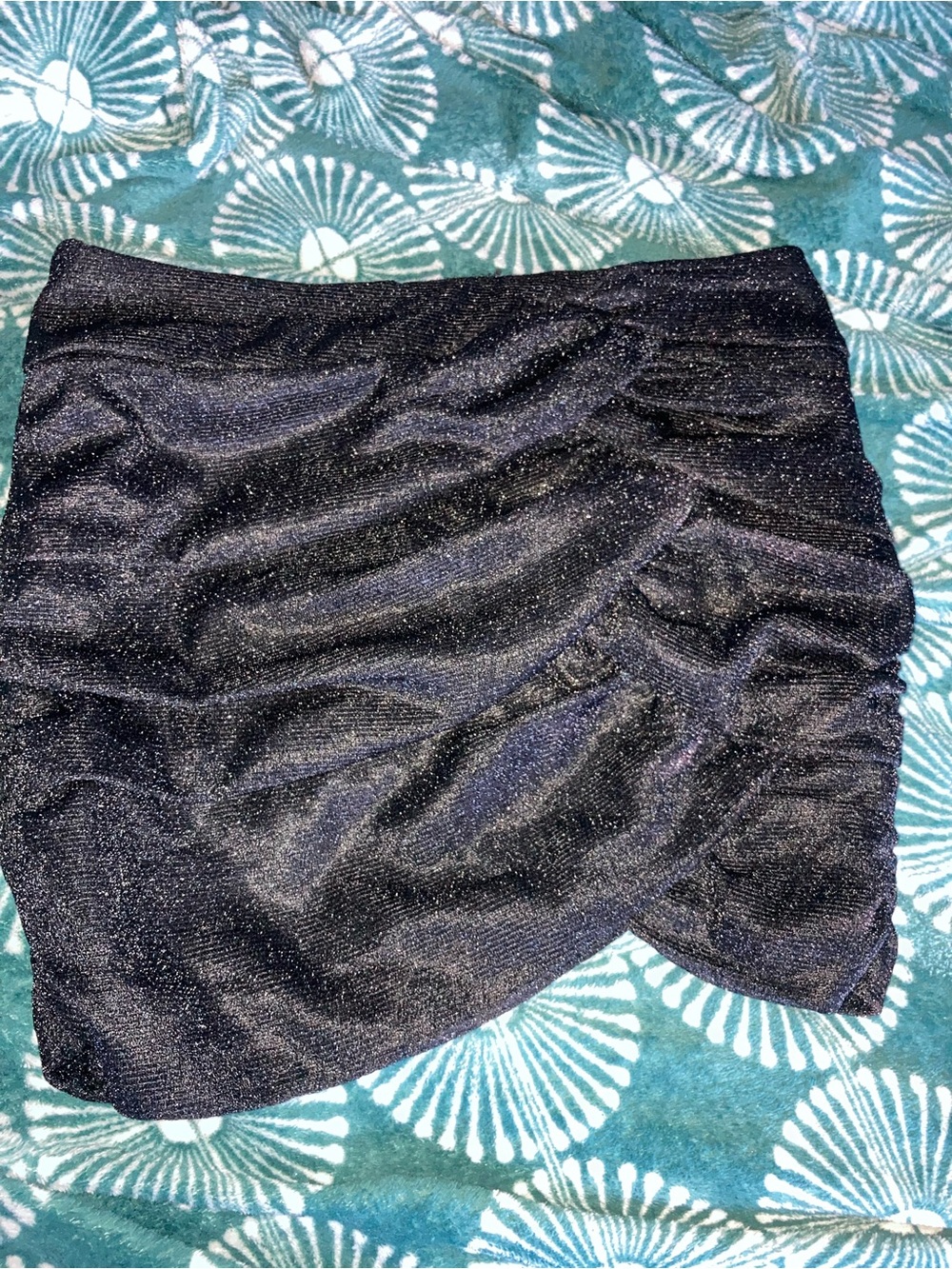 ⭐️⭐️ Women’s Black Shimmery Ruched Mini Skirt - small.